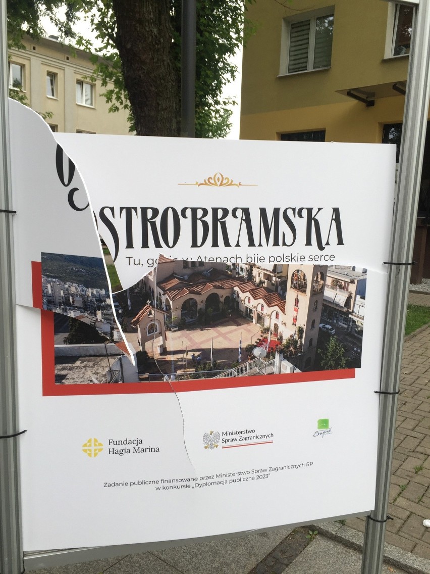 Zniszczona wystawa "Szlakiem Ostrobramskiej - tam, gdzie w...