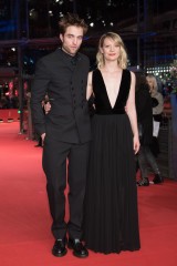 Berlinale 2018. Robert Pattinson i Mia Wasikowska na premierze filmu "Damsel" [WIDEO+ZDJĘCIA]