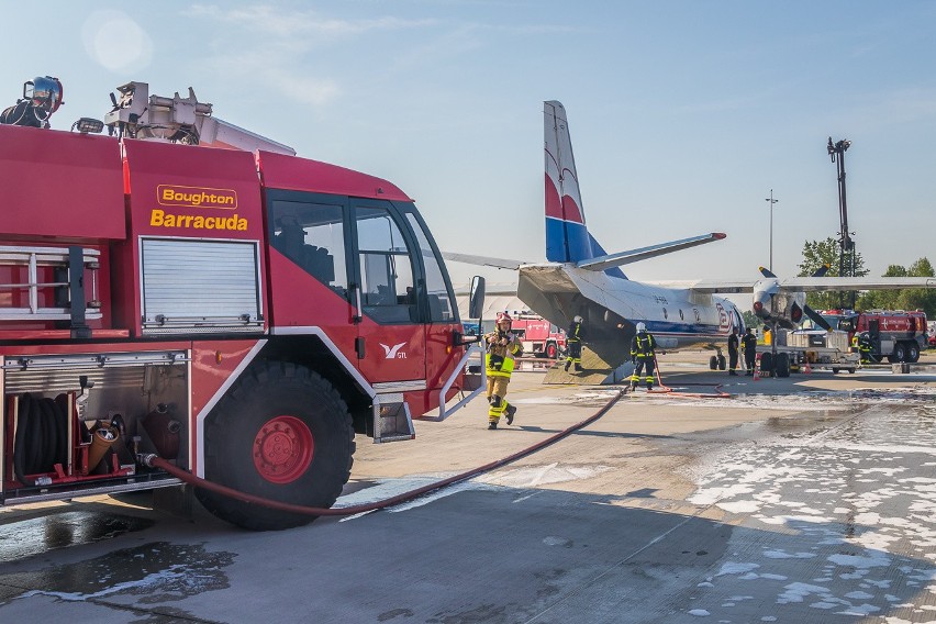Akcja samolot: ćwiczenia na lotnisku w Pyrzowicach 10...