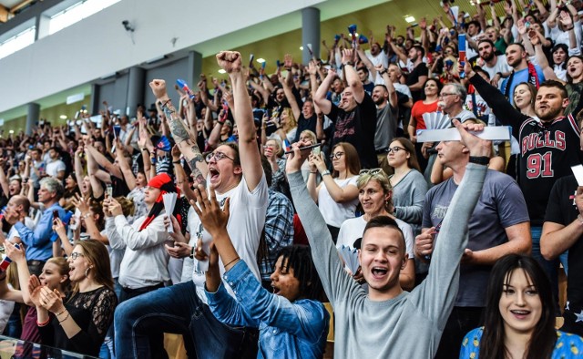 Rok temu (dokładnie 19 maja 2019 roku) koszykarze Enea Astorii Bydgoszcz pokonali na własnym parkiecie Śląsk Wrocław 86:77, wygrali finałową rywalizację play-off I ligi 3-0 i zapewnili sobie awans do Energa Basket Ligi. Hala "Artego Arena" eksplodowała! Byłeś wówczas na trybunach? Poszukaj siebie na zdjęciach >>>>>>