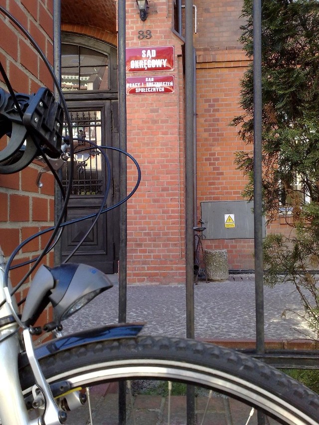 Jeśli chcesz zaparkować rower przed jakimś urzędem, może być ciężko. Przed Sądem Okręgowym możesz zaryzykować i przypiąć go do... płotu.
