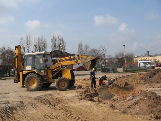 Wokół gmachu rektoratu Politechniki Radomskiej przy ulicy Malczewskiego 29 pracuje ciężki sprzęt a ludzie  układają kamienne drogi, chodniki  i krawężniki. 