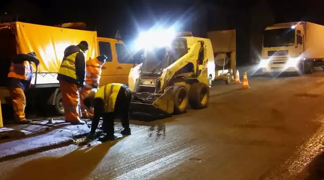 Pracownicy firmy drogowej bardzo sprawnie sfrezowali już asfalt na fragmencie „dwunastki” w Zwoleniu. W nocy z wtorku na środę demontowali wysepki, układali też stalową siatkę przy wyjeździe na Puławy.