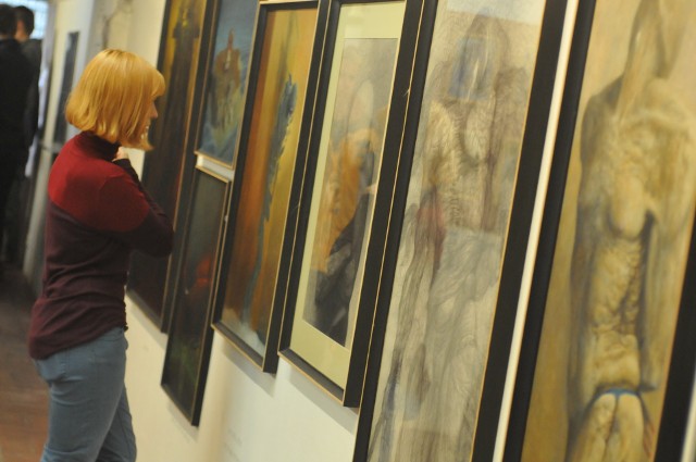 W Galerii Beksińskiego można oglądać ok. 600 jego prac, od najwcześniejszych po obraz ukończony w dniu śmierci