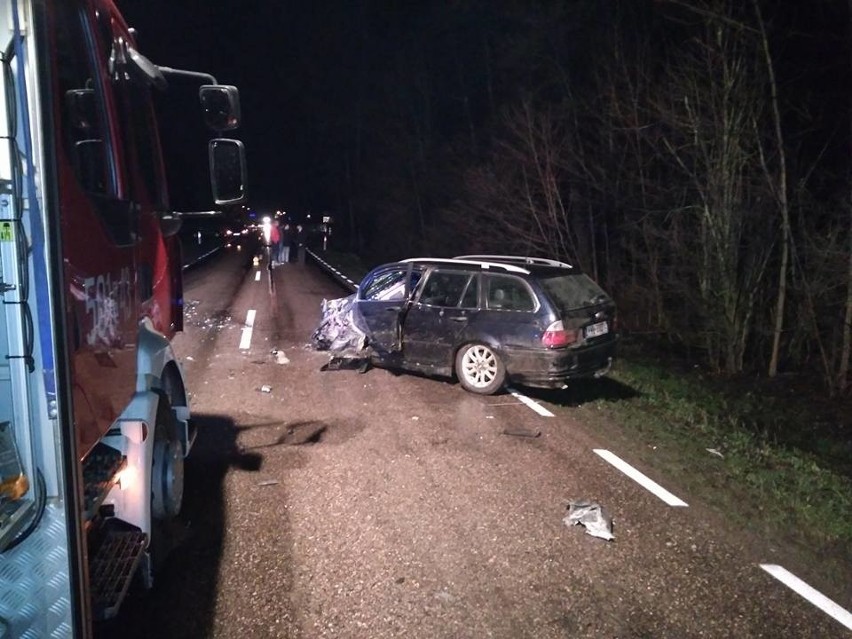 Jeden z samochodów dachował. Dwa pozostałe wypadły z drogi i...