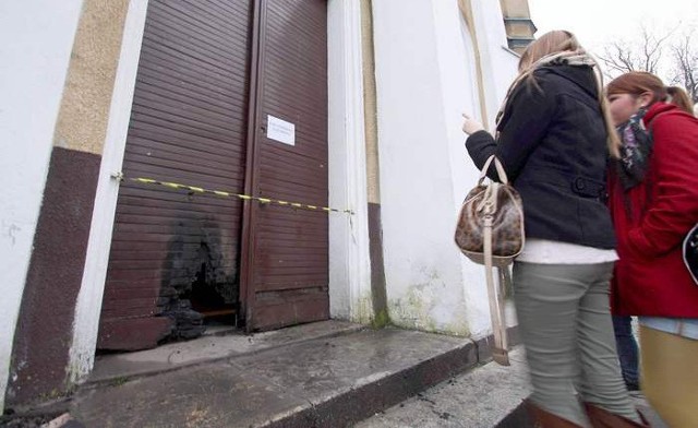 Ktoś podpalił zabytkowe drzwi szkoły I LO przy ul. Szarych Szeregów w Słupsku.