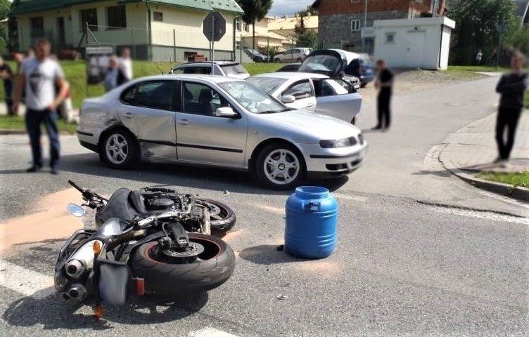 Wypadek we Frycowej. Zderzył się samochód z motocyklem [ZDJĘCIA]