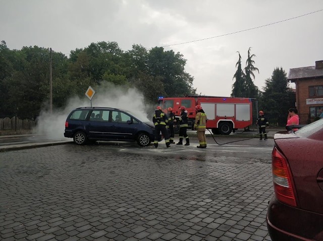 Pożar samochodu miał miejsce na parkingu przy ulicy Wschodniej w Szydłowcu.