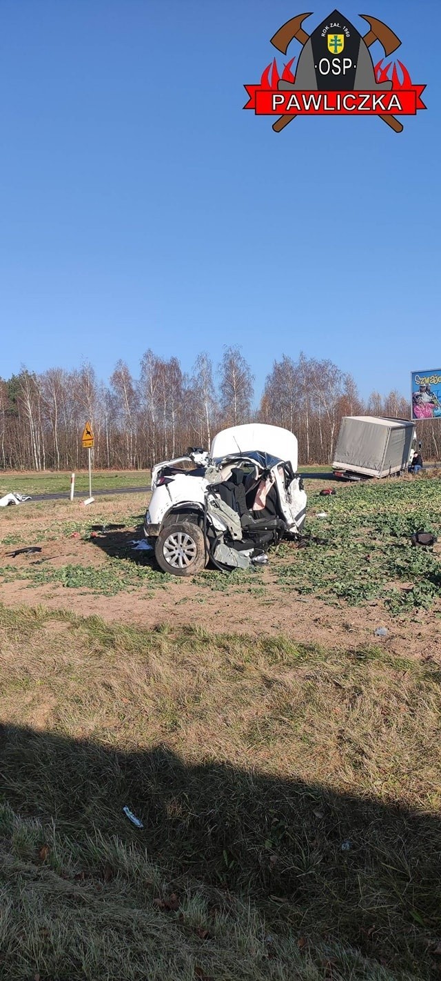 Tragiczny wypadek w Pawliczce. W zderzeniu opla z ciężarówką zginęły dwie kobiety. Trzy osoby ranne, w tym niemowlę!
