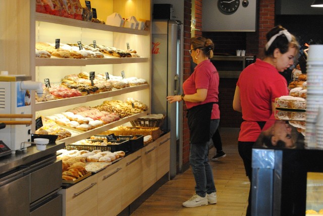 Pączki i faworki królowały w tłusty czwartek we włoszczowskich cukierniach, piekarniach i marketach. Więcej na następnych zdjęciach >>>