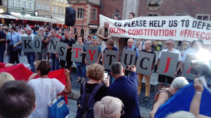 Tak wrocławianie protestowali w obronie sądu [ZDJĘCIA]