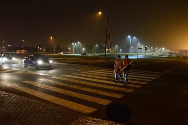 Ciemne przejście przy alei Niepodległości. W tle niezwykle jasna ulica prymasa Glempa