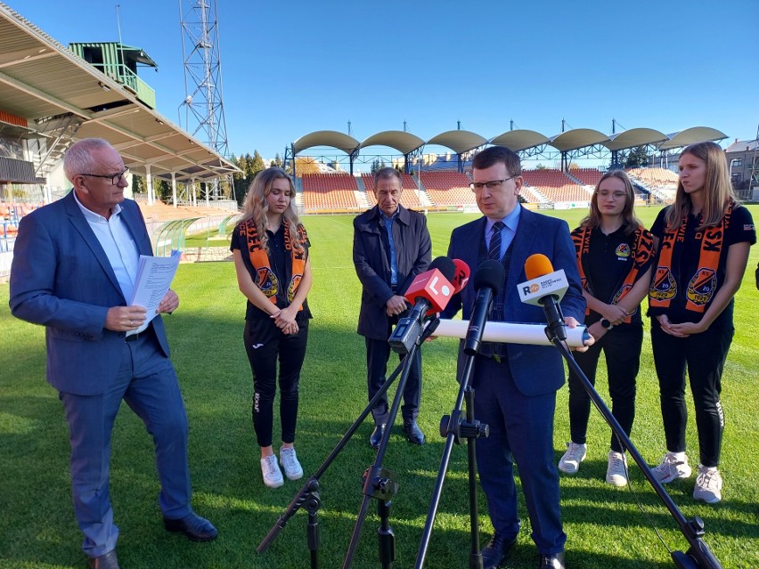 3 listopada podczas konferencji na płycie stadionu KSZO,...