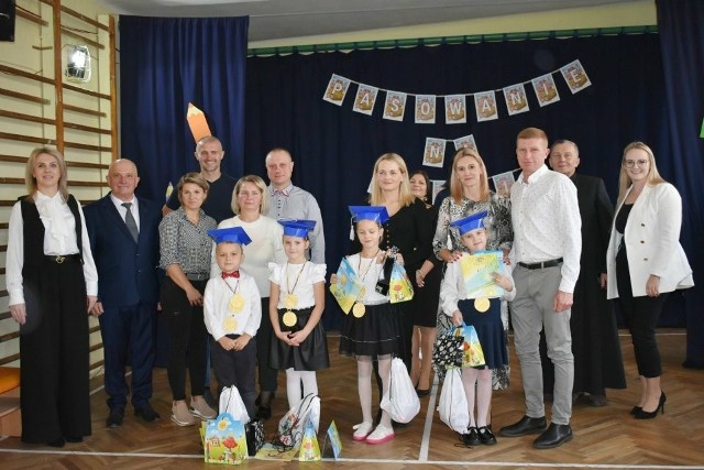 Uczniowie klasy z Nieznamierowic w gminie Rusinów - już po ślubowaniu.