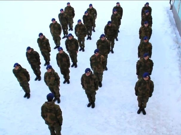 Norwescy żołnierze wykonują Harlem Shake.