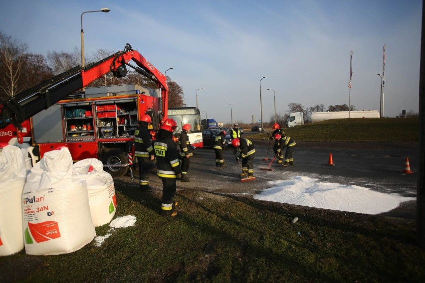 Worki z saletrą na rondzie kozienickim