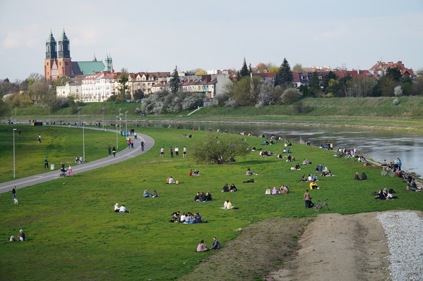 Nawet w czasie pandemii nad Wartą w ciepłe dni wypoczywają...