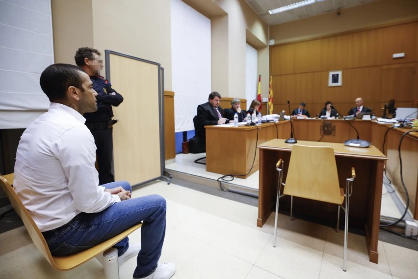 Dani Alves na ławie oskarżonych. Pierwsze ZDJĘCIA z procesu Brazylijczyka w sprawie gwałtu. W najgorszym wypadku grozi mu 9 lat więzienia