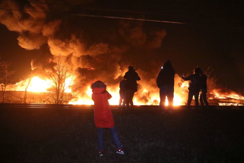 Ogromny pożar na terenie składu materiałów budowlanych MB 03...