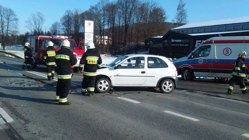 Między Izdebnikiem i Biertowicami zderzyły się dwa auta. Trzy osoby ranne