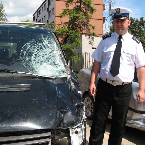 Policjanci nie wiedzą jeszcze, dlaczego samochod uderzył właśnie w 26-letnią kobietę prowadzącą wózek. Na zdjęciu: nadkom. Arkadiusz Sidorski, szef bielskiej "drogówki"