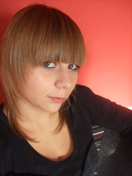 Weronika Ciach &#8211; ma czternaście lat i jest uczennicą Zespolu Szkól w Rybnie. Swój talent aktorski rozwija w szkolnym kólku teatralnym. Urodzila sie pod znakiem Barana.Glosuj! GWMISS.21 - koszt smsa 1 zl plus Vat (1,22 zl)