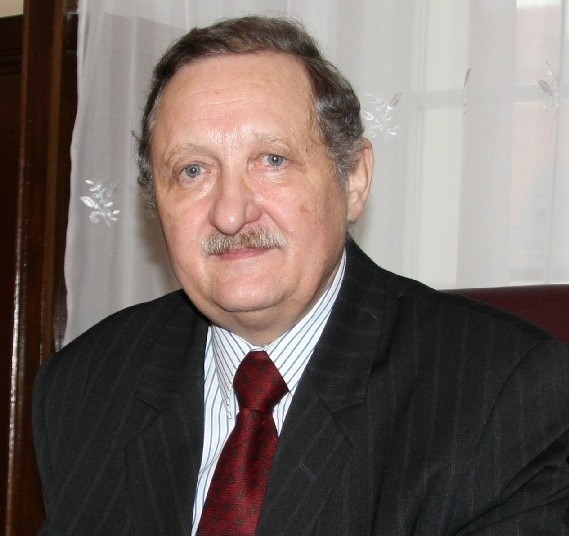 Czesław Domalewski ma 63 lata. W latach 90. kierował radą miejską w Zielonej Górze, później był komisarzem i wójtem w gminie Dąbie. Na stanowisko burmistrza powołał go premier Donald Tusk na wniosek wojewody Heleny Hatki.