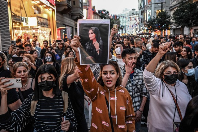 W Iranie trwają protesty po śmierci 22-letniej Mahsy Amini, która w zeszłym tygodniu zapadła w śpiączkę po aresztowaniu przez policję ds. moralności.