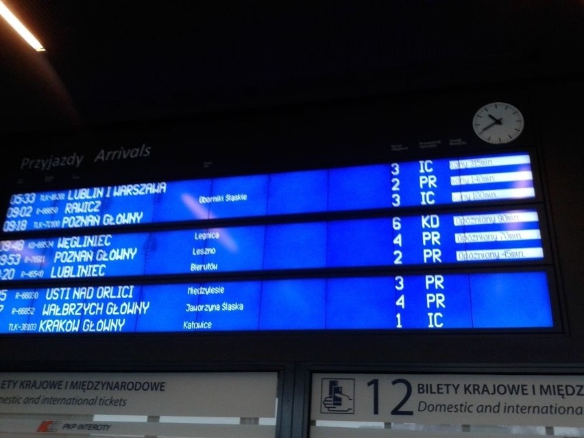 Wrocław: Pociągi mają ponad 3 godziny opóźnienia (FILMY)