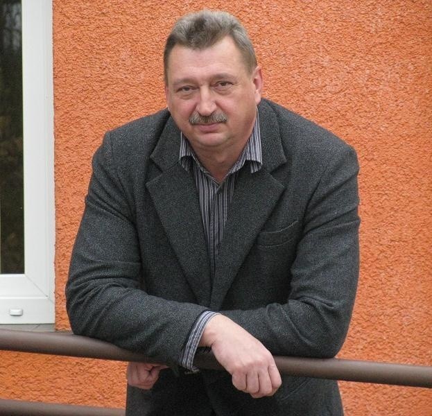 LECH CABELMa 54 lata. Od urodzenia mieszka w Drezdenku. Radny powiatowy i zastępca dyrektora Przedsiębiorstwa Gospodarki Komunalnej i Mieszkaniowej w Drezdenku. Był starostą w latach 1998-2002. W wolnym czasie zajmuje się domem i działa w OSP.