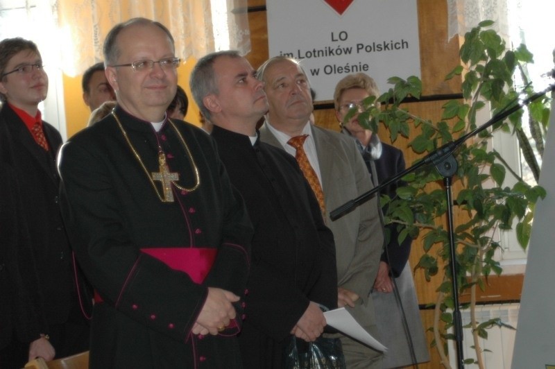 Ks. biskup Andrzej Czaja w ogólniaku w Oleśnie. Obok niego...