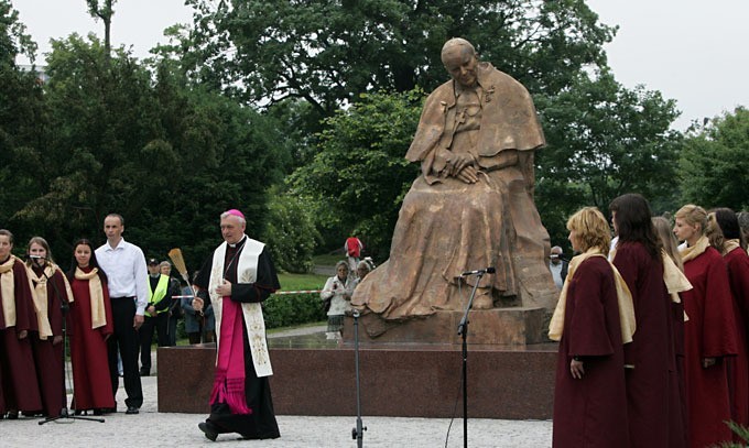 Papież przysiadł na skwerze