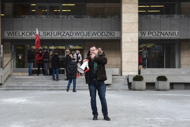 W środę o godz. 15 Komitet Obrony Demokracji zorganizował pikietę, która miała być formą wsparcia dla protestujących w Sejmie. Pod Urzędem Wojewódzkim w Poznaniu pojawiło się jednak tylko kilkanaście osób.Przejdź do kolejnego zdjęcia --->