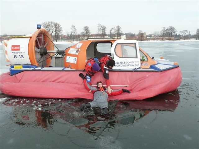Na jeziorze Niegocin ratownicy MOPR przeprowadzili szkolenie lodowe przy użyciu poduszkowca