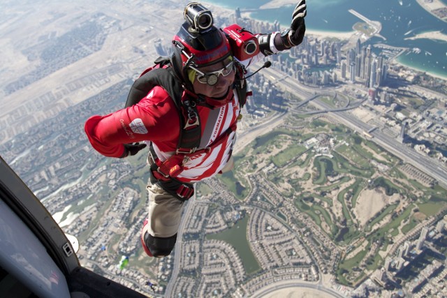 Paweł Michalski z Lublina podczas skoku spadochronowego nad Dubajem