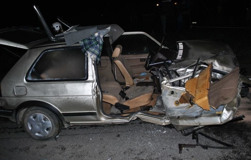 Zniszczony volkswagen po wypadku