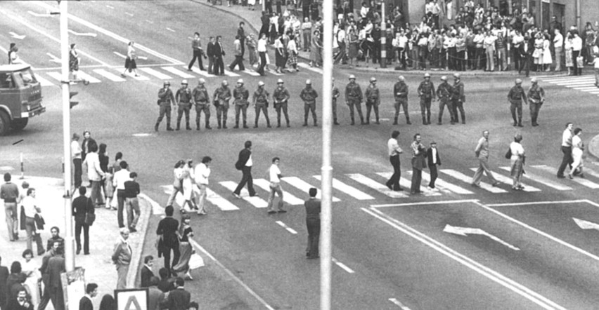 Koszalin, 31 sierpnia, 1982. Szpaler zomowców na ulicy...