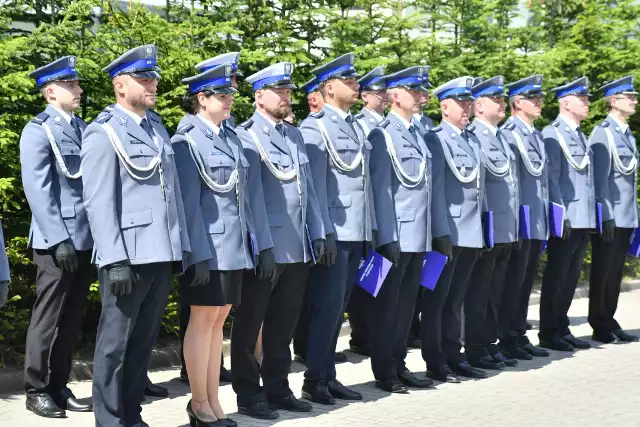 21 lipca na placu przed Komendą Powiatową Policji w Kartuzach policjanci otrzymali życzenia, gratulacje i odebrali awanse służbowe.