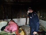 Bydgoszcz. Policjanci i strażnicy miejscy sprawdzali miejsca, w których przebywają bezdomni [zdjęcia]