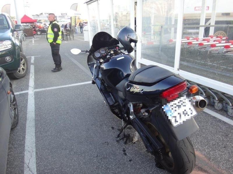 Wypadek motocyklisty na parkingu [zdjęcia]