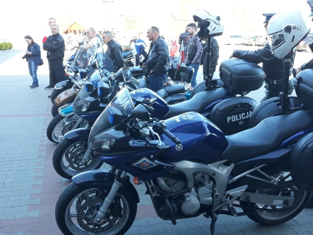 Sezon motocyklowy właśnie się rozpoczął. Na dobry jego początek w komendzie straży pożarnej w Wąbrzeźnie zorganizowano spotkanie szkoleniowe dla motocyklistów. W jego trakcie strażacy pokazali jak należy udzielać pierwszej pomocy rannym w wypadkach, policjanci natomiast mówili o zasadach jazdy motocyklami w grupach.  - Policjanci odpowiadali na pytania dotyczące m.in. techniki jazdy na motocyklu, poruszania się w zorganizowanym szyku, udzielali wskazówek jak zachować się w przypadku uczestnictwa w zdarzeniu drogowym, wyjaśniali  obowiązujące przepisy prawa - informuje Michał Głębocki, rzecznik policji w Wąbrzeźnie