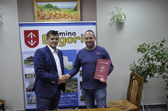Wójt gminy Bogoria - Marcin Adamczyk po podpisaniu umowy z wykonawcą - Cezarym Luzakiem.