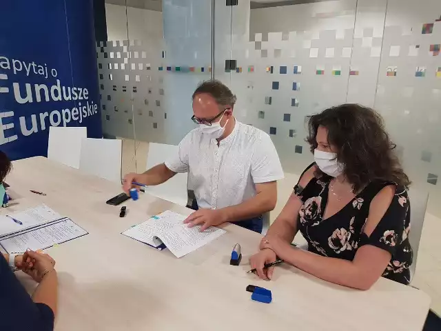 Burmistrz Szczuczyna Artur Kuczyński i skarbnik Małgorzata Jarmutowska podpisują umowę na dofinansowanie