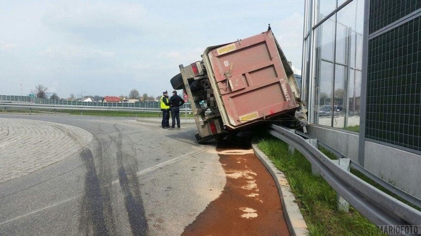 Ciężarówka przewożąca grys przewróciła się na rondzie na...