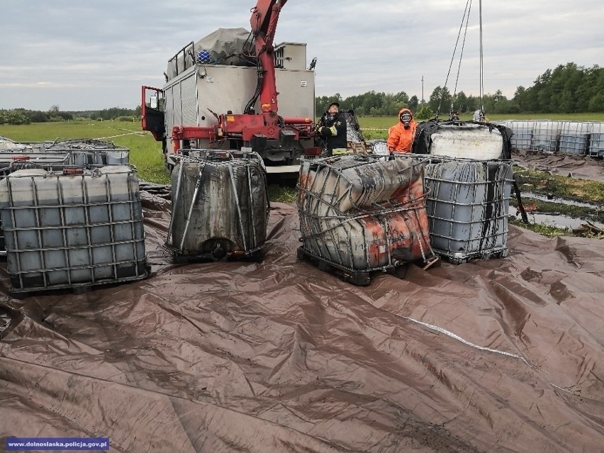 mężczyźni wywozili chemikalia na pola. część z nich wyciekła