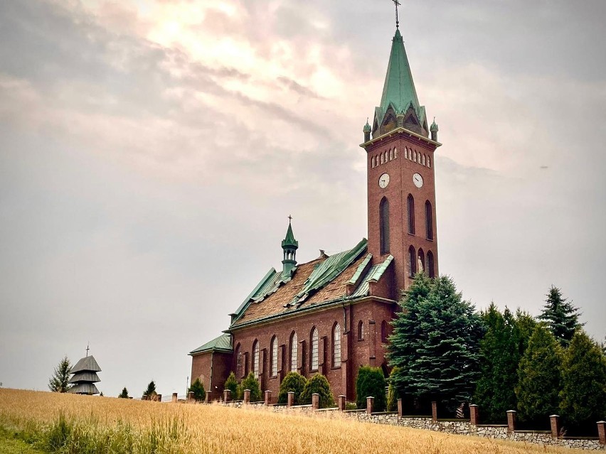 Nawałnica uszkodziła dach kościoła w Błędowie