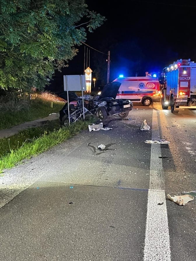 Groźny wypadek w Strykowie. Zderzenie tira z samochodem osobowym. Trzy osoby ranne ZDJĘCIA