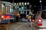 Wypadek przy pl. Wróblewskiego. Kobieta wjechała autem pod tramwaj [ZDJĘCIA]