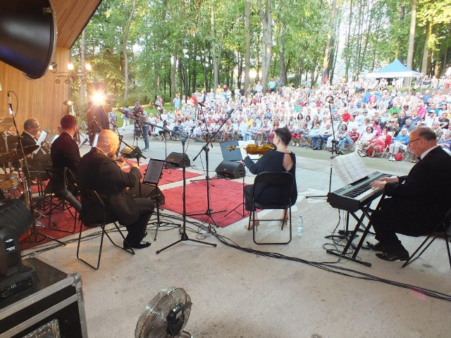 Na koncercie w Starachowicach był nadkomplet widzów, wielu słuchało koncertu na stojąco.