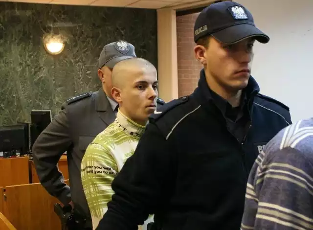Damian Swatek (na zdjęciu w asyście policjantów) skazany został na osiem lat więzienia. Feralnego wieczoru był najbardziej agresywny.